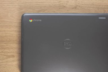 Elgin, Illinois - 2019 dolaylarında bir Chromebook Dell Convertable Chromebook ahşap bir masada.