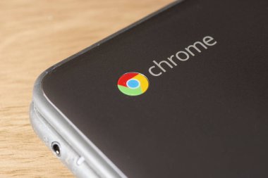 Elgin, Illinois - 2019 dolaylarında ahşap bir masada Eğitim için bir Dell Chromebook.