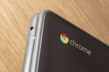Elgin, Illinois - 2019 dolaylarında ahşap bir masada Eğitim için bir Dell Chromebook.