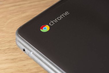 Elgin, Illinois - 2019 dolaylarında ahşap bir masada Eğitim için bir Dell Chromebook.