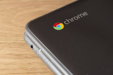 Elgin, Illinois - 2019 dolaylarında ahşap bir masada Eğitim için bir Dell Chromebook.