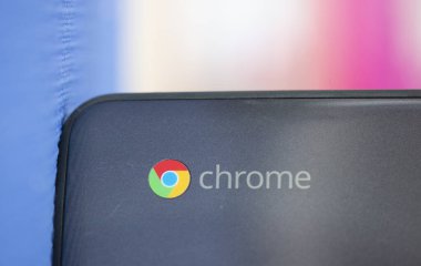 Elgin, Illinois - 2019 dolaylarında: Bir Dell Ekolojik baskı Chromebook Tamam bulanık bir arkaplan üzerinde mavi bir mat.