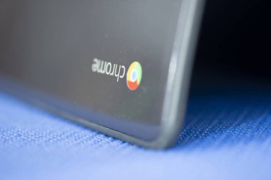 Elgin, Illinois - 2019 dolaylarında: Bir Dell Ekolojik baskı Chromebook Tamam bulanık bir arkaplan üzerinde mavi bir mat.