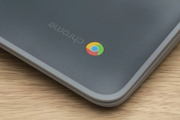 Elgin, IL - 03 / 26 / 2020: CoronaVirüs salgını sırasında uzak bir sınıf için evde kullanılan bir krom kitap.