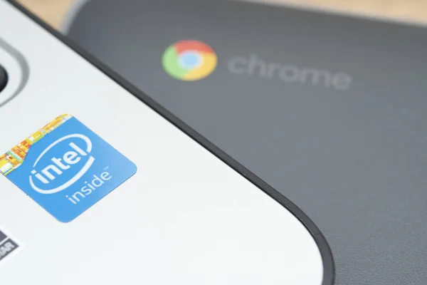 Elgin, IL - 03 / 26 / 2020: CoronaVirüs salgını sırasında uzak bir sınıf için evde kullanılan bir krom kitap.