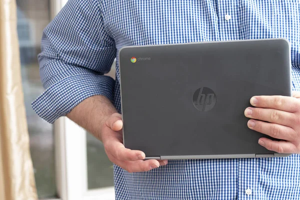 Elgin, IL - 03 / 26 / 2020: CoronaVirüs salgını sırasında uzak bir sınıf için evde kullanılan bir krom kitap.