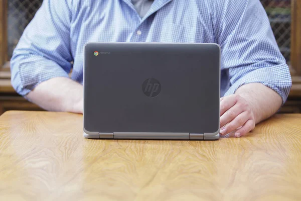 Elgin, IL - 04 / 02 / 2020: CoronaVirüs Salgını sırasında uzak bir sınıf için evde kullanılan bir krom kitap.