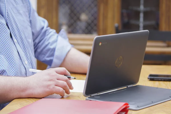 Elgin 2020 Een Chromebook Dat Thuis Wordt Gebruikt Voor Een — Stockfoto