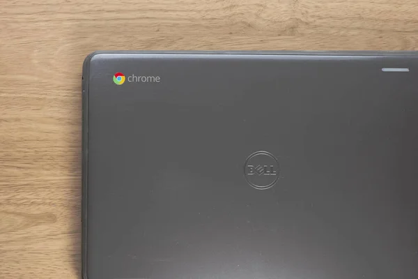 Elgin Illinois Circa 2019 Chromebook Dell Convertable Chromebook Wood Desk — 스톡 사진