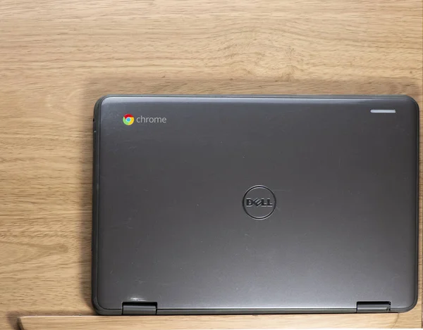 Elgin, Illinois - 2019 dolaylarında bir Chromebook Dell Convertable Chromebook ahşap bir masada.