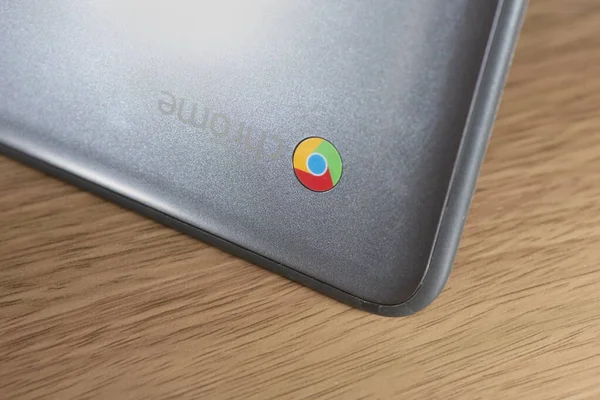 エルジン イリノイ州 Circa 2019 木製机の上の教育のためのDell Chromebook — ストック写真