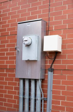 Binanın yan tarafında elektrik sayacı var..