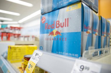 Chicago Illinois, ABD - 2020 dolayları: Red Bull yerel bir Walgreens 'de yeni stoklandı.