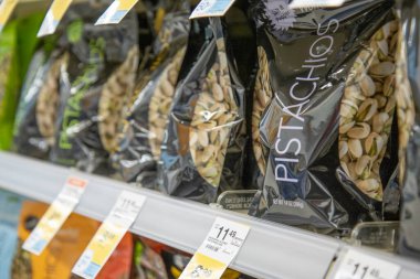 Chicago Illinois, ABD - 2020 civarı: Fıstıklar yerel bir Walgreen 'de yeni stoklandı.