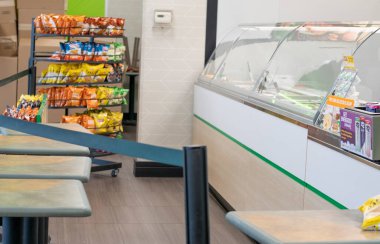 Illinois, ABD - 04 / 06 / 2020: Salgın sırasında Chicago metrosu hizmete açıldı. Müşterileri çalışanlardan en az 2 metre uzak tutmak için masalardan ve emniyet kemerlerinden geçici bir bariyer kuruldu..