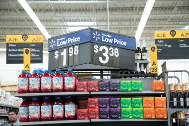 Illinois, ABD, - 10 Nisan 2020: Walmart, Teh salgını sırasında daha fazla müşteri çekmek amacıyla fiyatlarını düşürmeye çalışıyor.