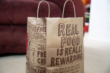 Illinois, Birleşik Devletler, Nisan 2020: Yerel bir Chipotle mobil siparişler için açıktır. Cep telefonu siparişleriyle müşterileri ağırlamak ve Uber Eats ve Door Dash gibi dağıtım hizmetleriyle iş birliği yapmak. Bu yemek az önce bir müşteriye teslim edildi..