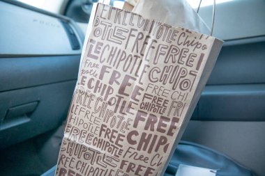 Illinois, Birleşik Devletler, Nisan 2020: Yerel bir Chipotle mobil siparişler için açıktır. Cep telefonu siparişleriyle müşterileri ağırlamak ve Uber Eats ve Door Dash gibi dağıtım hizmetleriyle parti yapmak.