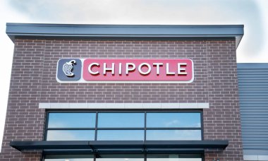 Illinois, Birleşik Devletler, Nisan 2020: Yerel bir Chipotle mobil siparişler için açıktır. Kişi sürücüsü olmadan ya da önceden belirlenmiş boşluklara sahip yürüme alanı üzerinden mobil siparişleri olan müşteriler için konaklama 