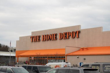 Illinois, ABD, - 04 / 03 / 2020: Eyalet için verilen sığınma emirlerine rağmen bir Home Deport hala açık.