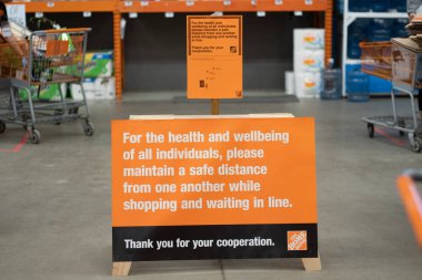 Illinois, ABD, - 04 / 03 / 2020: Home Depot müşterilerine uygun hastalık önleme kılavuzu uyarısı astı.