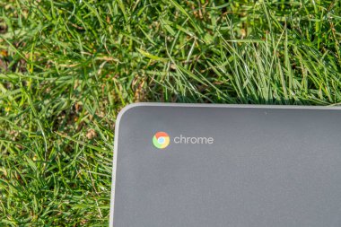 Illinois, ABD, - 04 / 03 / 2020: Ev siparişlerinin tüm çalışmalarına karşı gelerek açık havada bir Chromebook bırakıldı.