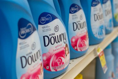 Elgin, IL - 03 / 24 / 2020: Downey kumaş yumuşatıcıları yerel bir bakkalda yeni stoklandı.