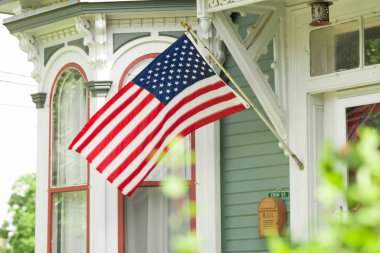 Bayrağını gururla gösteren bir Amerikan evi.