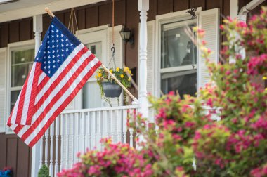 Bayraklarını gururla gösteren bir Amerikan evi.