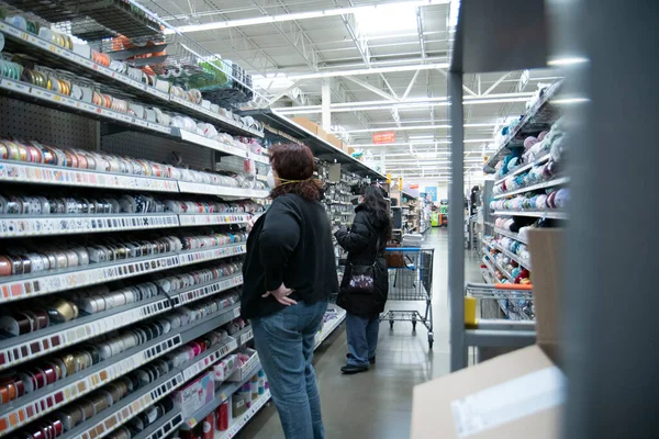 Illinois Сша Квітня 2020 Клієнт Walmart Обличчі Маски Намагаючись Отримати — стокове фото