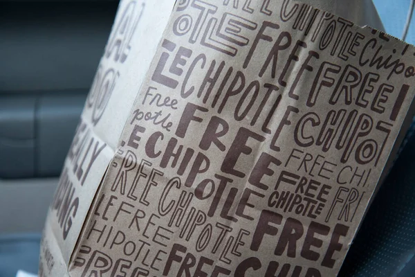 Illinois, Birleşik Devletler, Nisan 2020: Yerel bir Chipotle mobil siparişler için açıktır. Cep telefonu siparişleriyle müşterileri ağırlamak ve Uber Eats ve Door Dash gibi dağıtım hizmetleriyle parti yapmak.