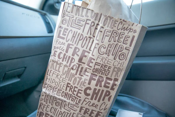 Illinois, Birleşik Devletler, Nisan 2020: Yerel bir Chipotle mobil siparişler için açıktır. Cep telefonu siparişleriyle müşterileri ağırlamak ve Uber Eats ve Door Dash gibi dağıtım hizmetleriyle parti yapmak.