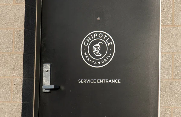 Illinois, Birleşik Devletler, Nisan 2020: Yerel bir Chipotle mobil siparişler için açıktır. Kişi sürücüsü olmadan ya da önceden belirlenmiş boşluklara sahip yürüme alanı üzerinden mobil siparişleri olan müşteriler için konaklama 