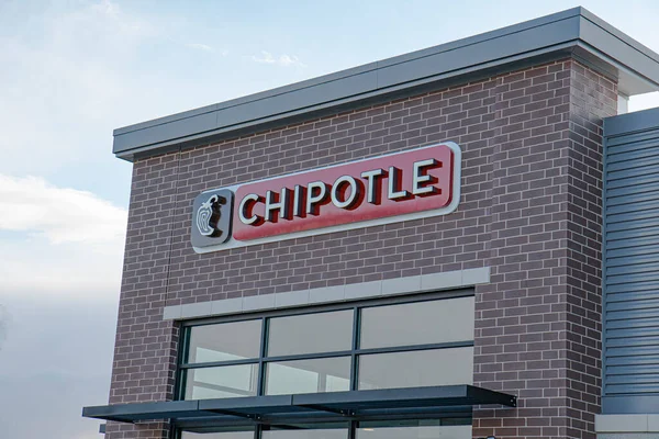 Illinois, Birleşik Devletler, Nisan 2020: Yerel bir Chipotle mobil siparişler için açıktır. Kişi sürücüsü olmadan ya da önceden belirlenmiş boşluklara sahip yürüme alanı üzerinden mobil siparişleri olan müşteriler için konaklama 