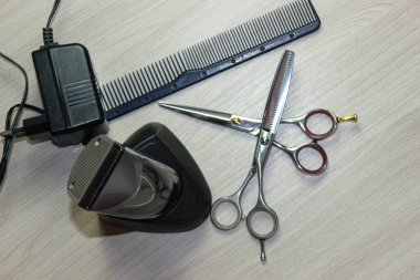 Saç kesmek için profesyonel makas