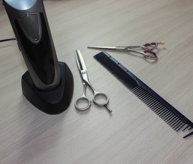 Saç kesmek için profesyonel makas