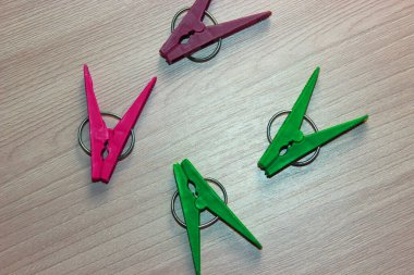 raptiye, tutuş, kıyafet, çamaşırhane, iğne, plastik, çamaşır ipi, retro, vintage, klemp, mandal, renk, renkli, yeşil, nesne, kapanış, çamaşır, ev işi, izole edilmiş,