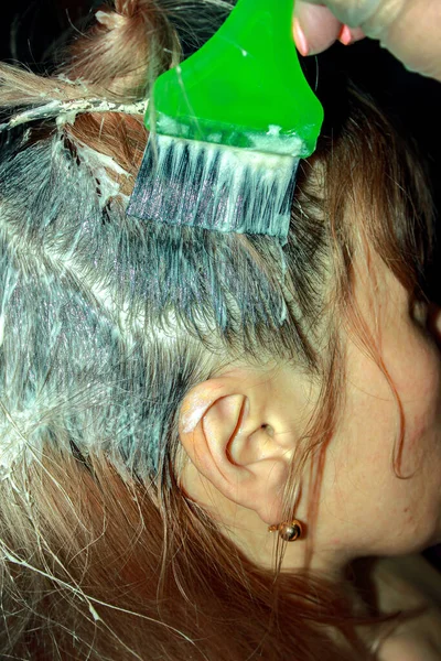 Kapper Kapsel Verf Penseel Schoonheidsspecialiste Kleuren Kleur Verven Meisje Haarverzorging — Stockfoto