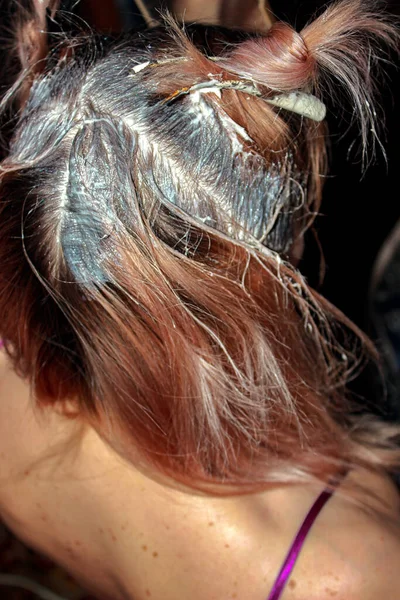 Friseur Frisur Farbe Pinsel Kosmetikerin Färbung Farbe Färben Mädchen Haarpflege — Stockfoto