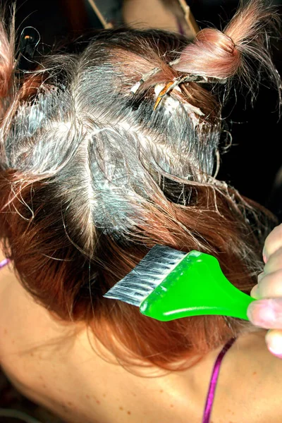 Kapper Kapsel Verf Penseel Schoonheidsspecialiste Kleuren Kleur Verven Meisje Haarverzorging — Stockfoto