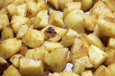 Fırında patates ve altın hamuru.
