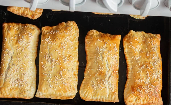 Zelfgebakken Vleespasteitjes Een Bakplaat — Stockfoto