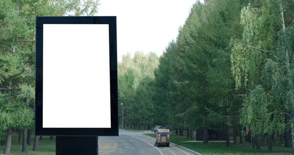 Panneau d'affichage vide avec écran blanc au parc fermé vide au verrouillage de quarantaine de coronavirus . — Photo