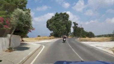 Araba yaylaya giden bir dağ yolunda ilerliyor..