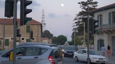 Güney şehrinin caddelerinde arabalar hareket ediyor..