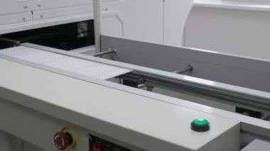 LED 'li tamamlanmış tahta, tamamlanmış ürün için taşıyıcı bant boyunca kutuya doğru hareket eder