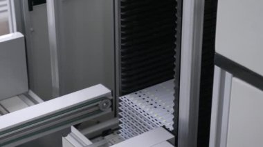 LED 'li tamamlanmış tahta, tamamlanmış ürün için taşıyıcı bant boyunca kutuya doğru hareket eder