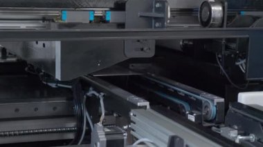 LED 'li tamamlanmış tahta, tamamlanmış ürün için taşıyıcı bant boyunca kutuya doğru hareket eder