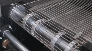 Taşıyıcı bant takılıyor. Ağ taşıyıcı bant ısı tedavi bölümüne doğru hareket ediyor.