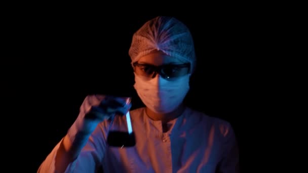 Химик Врач Проводит Химическую Реакцию Пробирке Помощью Лекарств Вируса — стоковое видео
